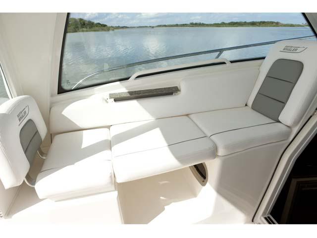 Boston Whaler 285 Conquest Pilothouse