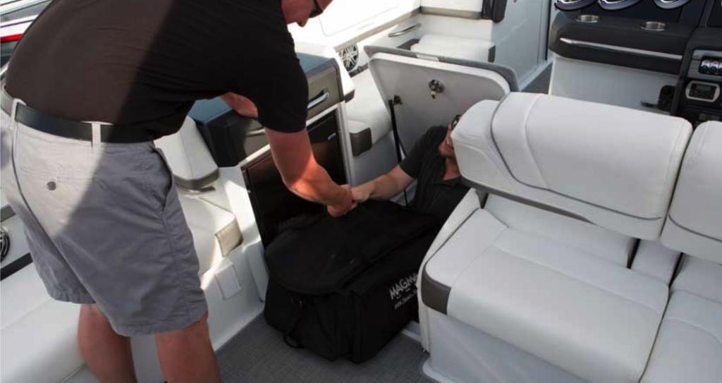 Formula 330 Crossover Bowrider