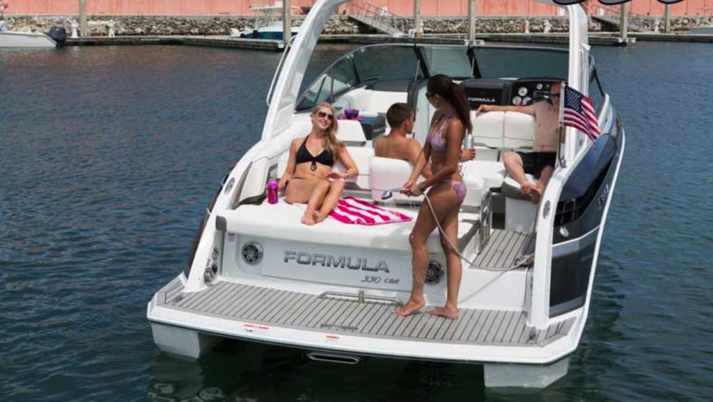 Formula 330 Crossover Bowrider