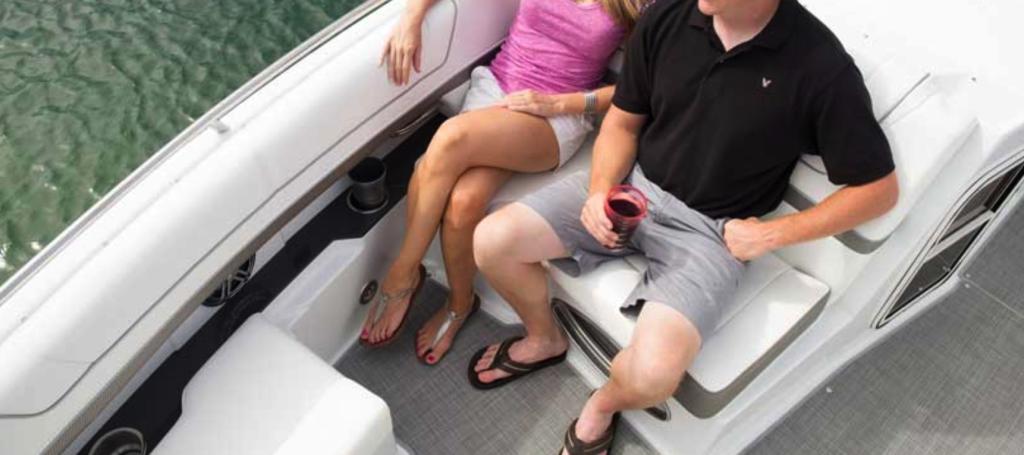 Formula 330 Crossover Bowrider