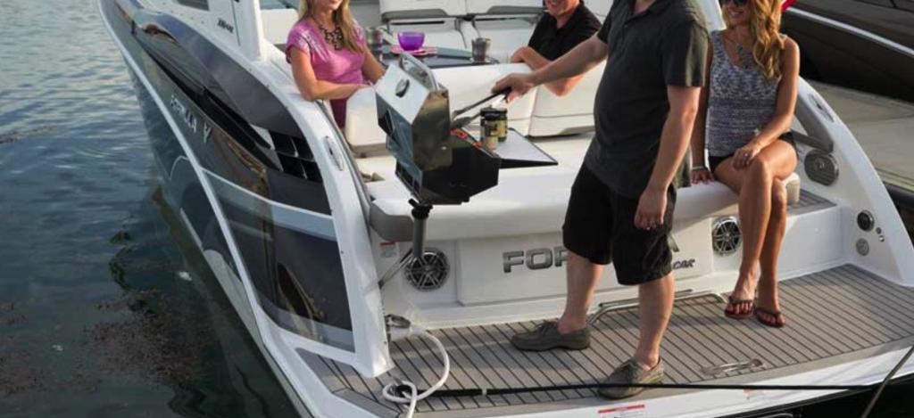 Formula 330 Crossover Bowrider