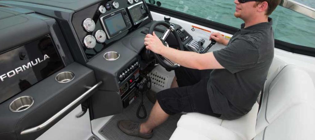 Formula 330 Crossover Bowrider
