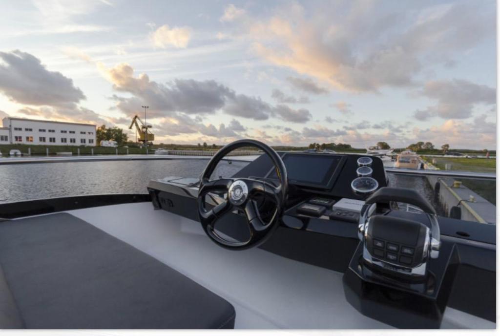 Galeon 300 Fly