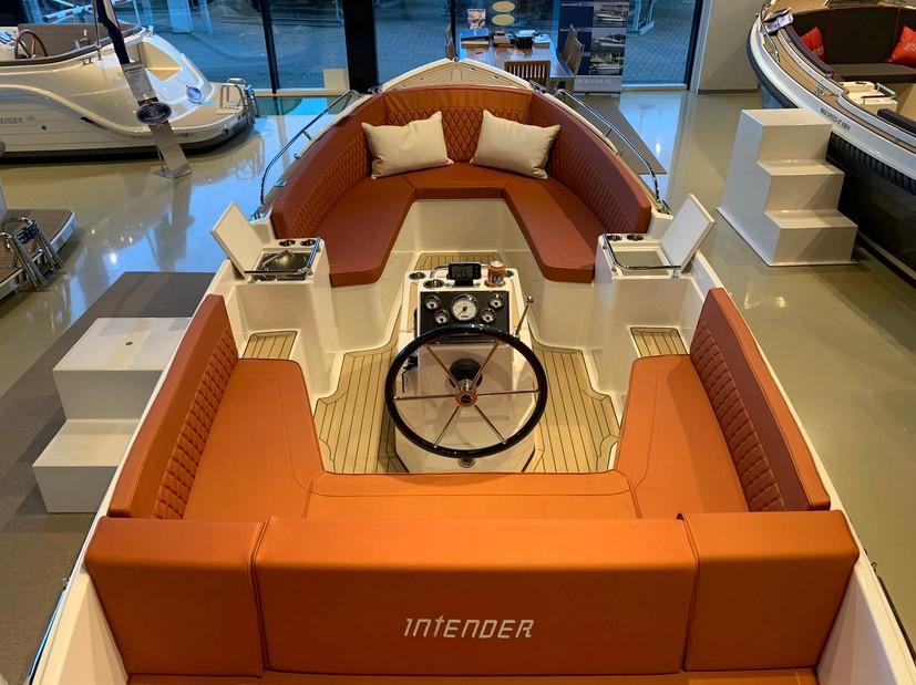 Interboat Intender 700