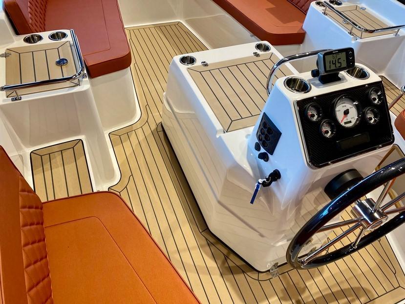 Interboat Intender 700