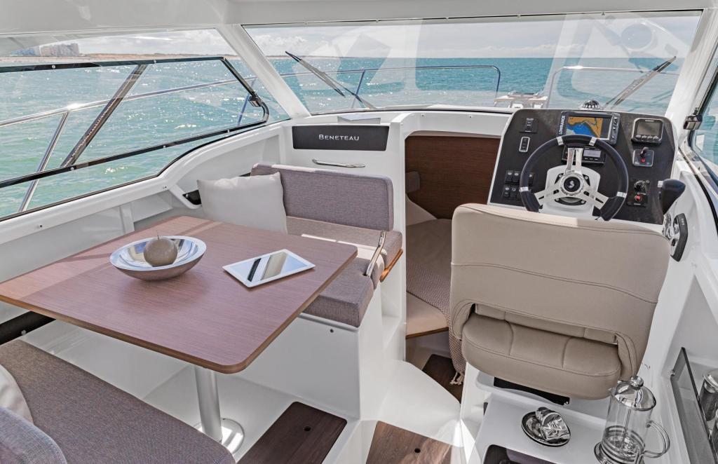 Beneteau Antares 8