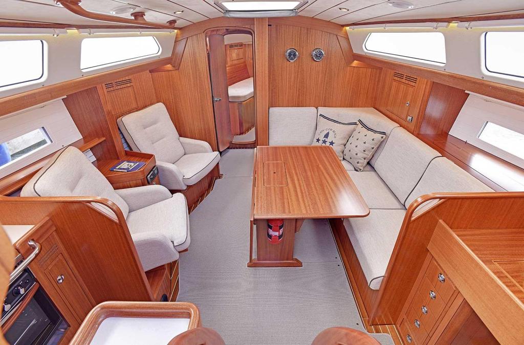 Hallberg-Rassy 44