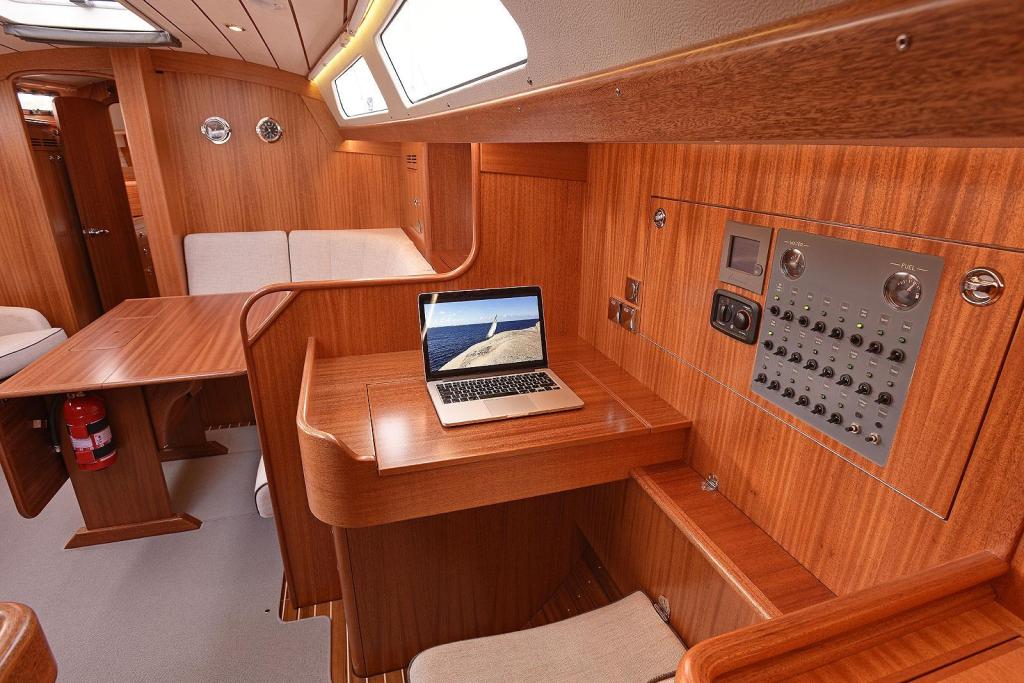 Hallberg-Rassy 44