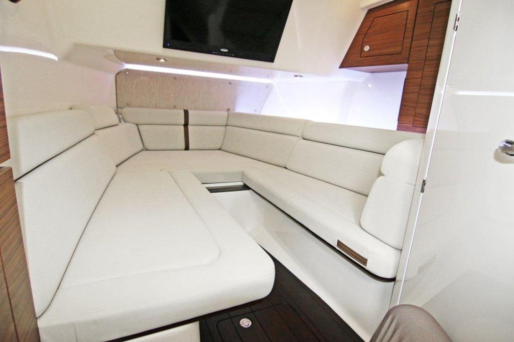 Boston Whaler 350 Realm