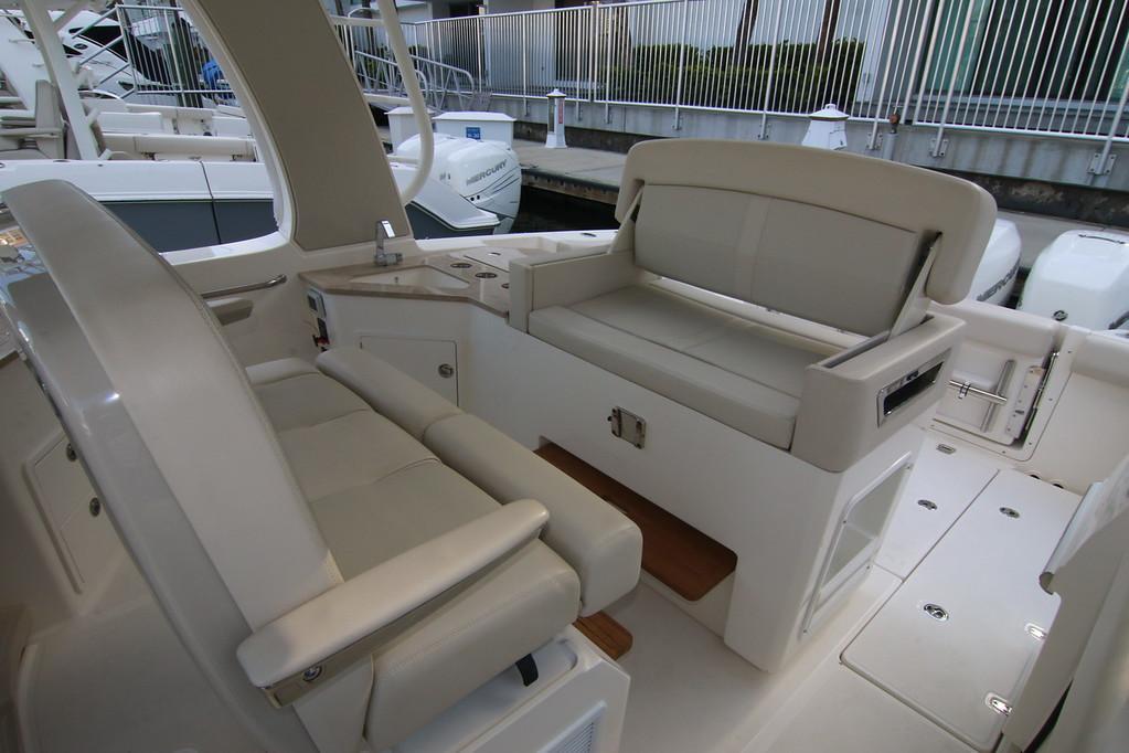 Boston Whaler 350 Realm