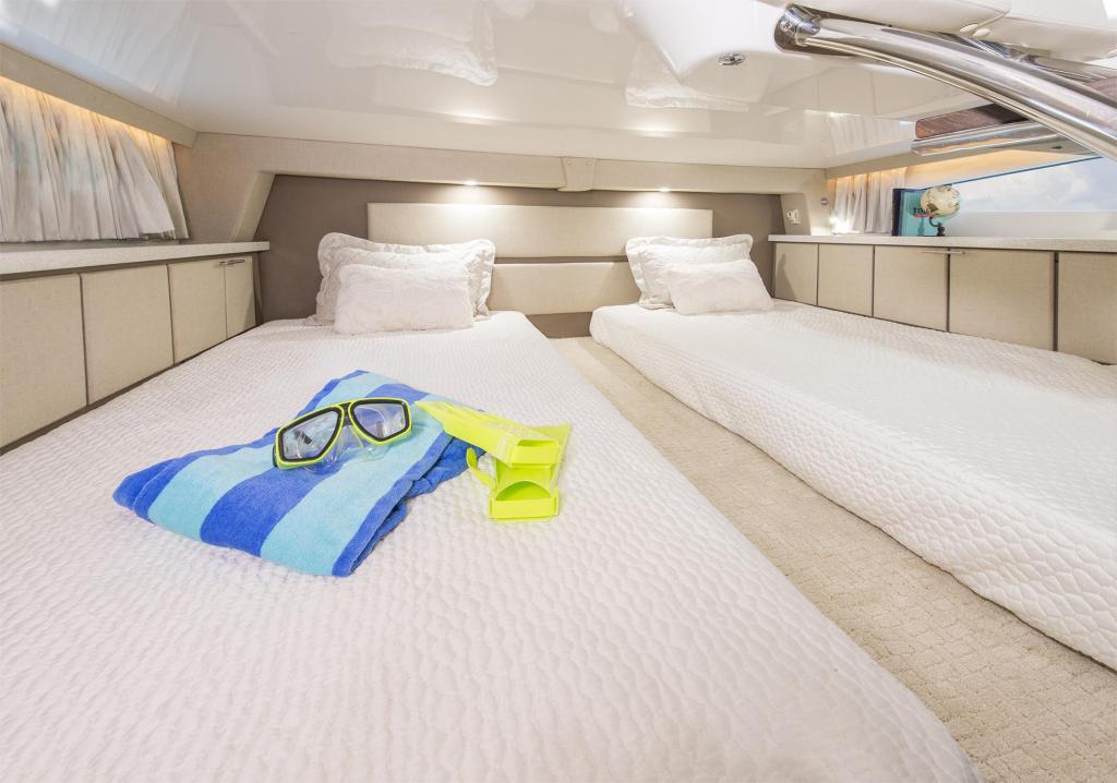 Regal Express Cruiser 33