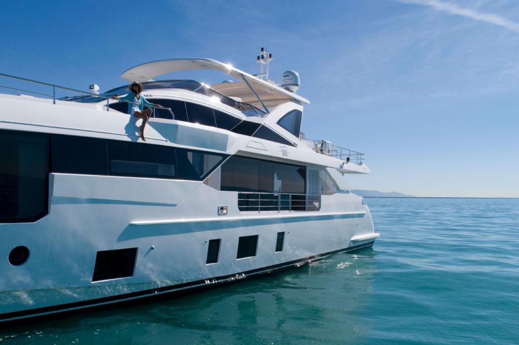 Azimut Grande 32