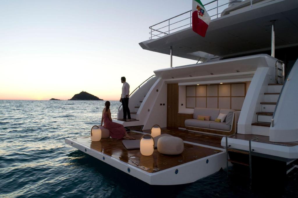 Azimut Grande 32