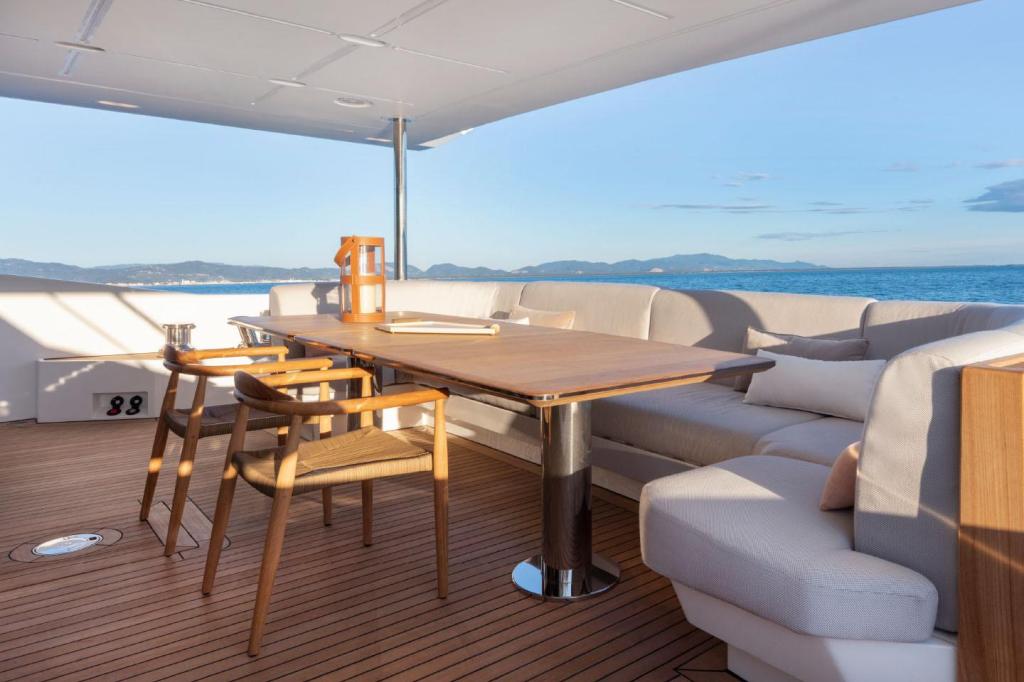 Azimut Grande 32