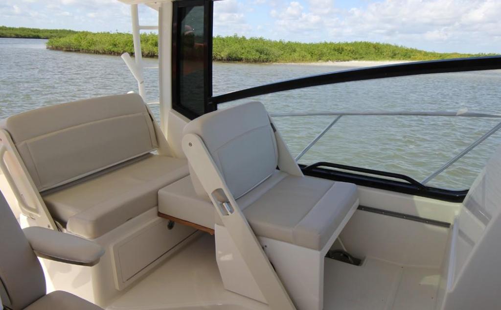 Boston Whaler 325 Conquest