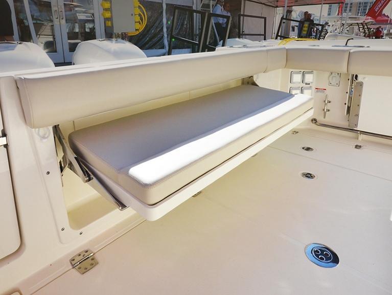 Boston Whaler 325 Conquest