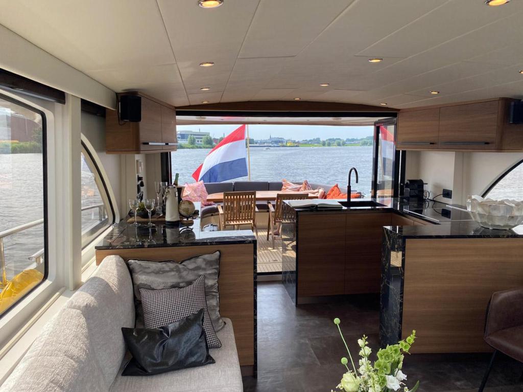 Holterman 54 Commander