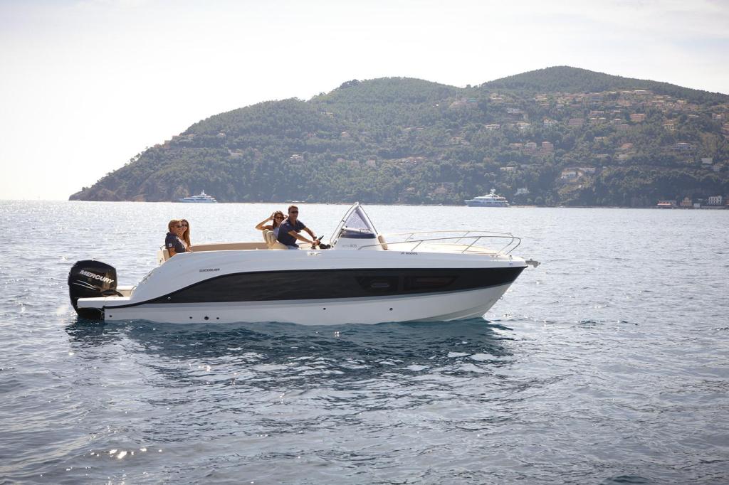 Quicksilver Activ 805 Sundeck