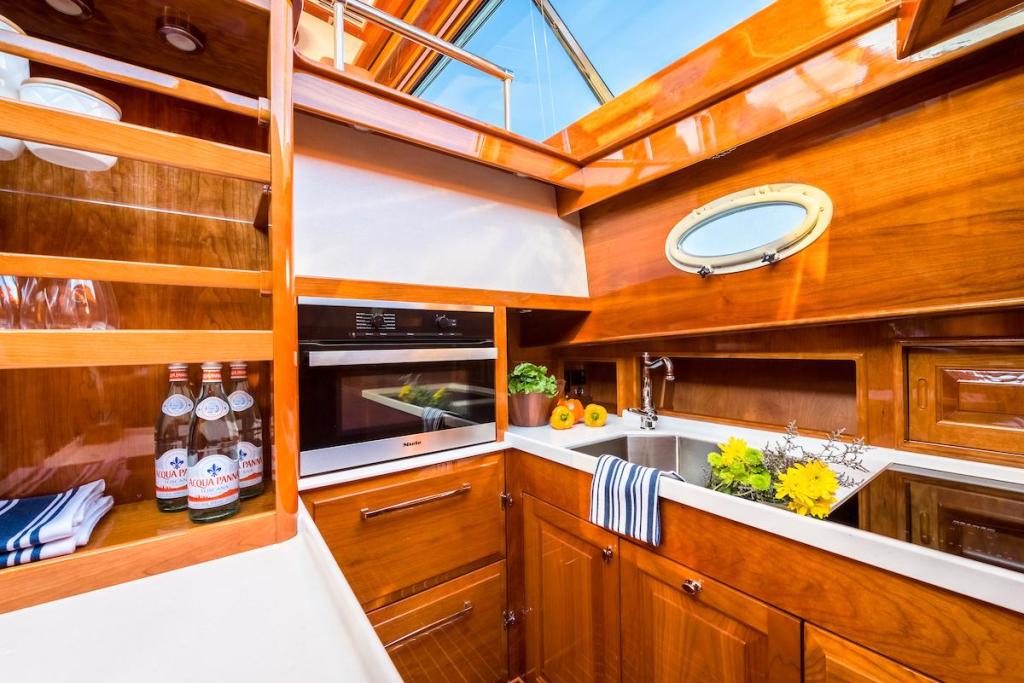 Hinckley Talaria 57