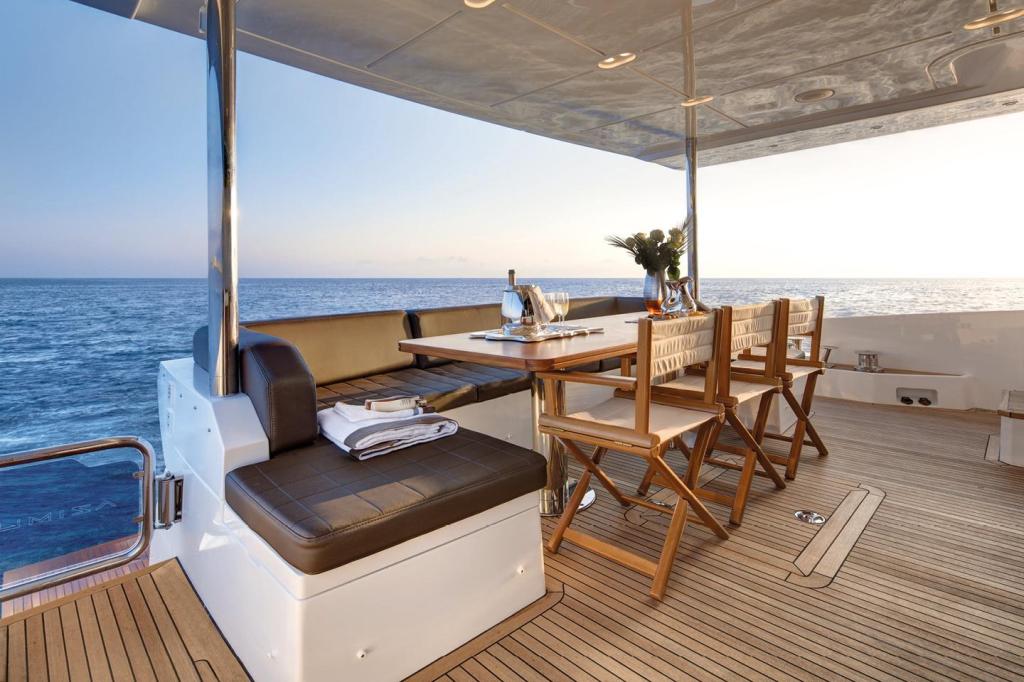 Azimut 83