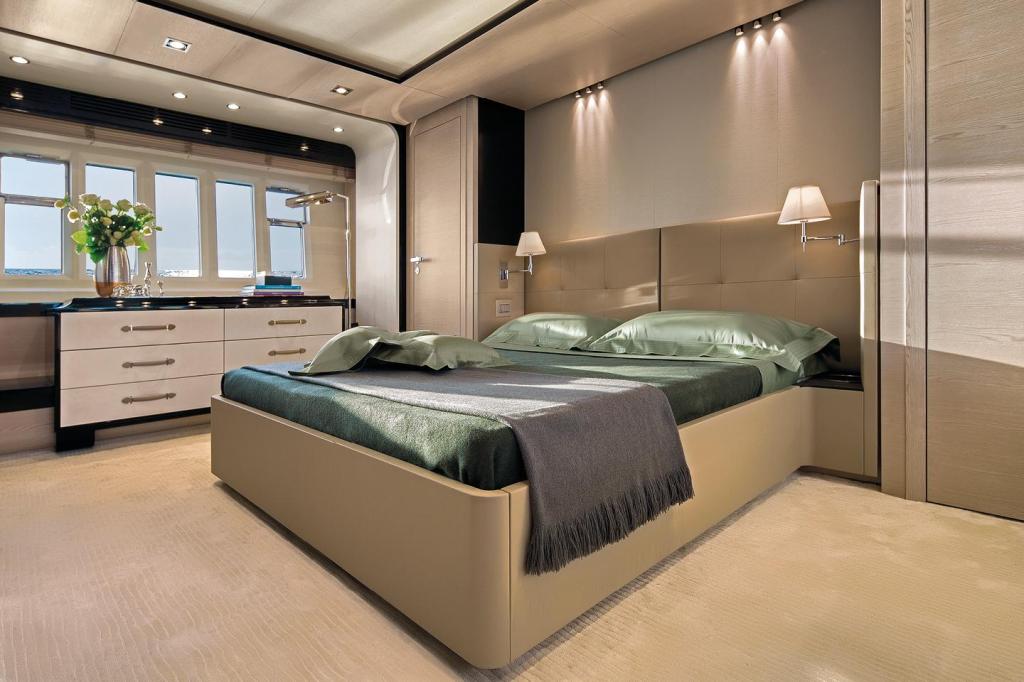 Azimut 83