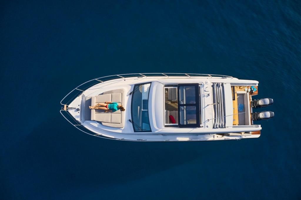 Sealine C390V