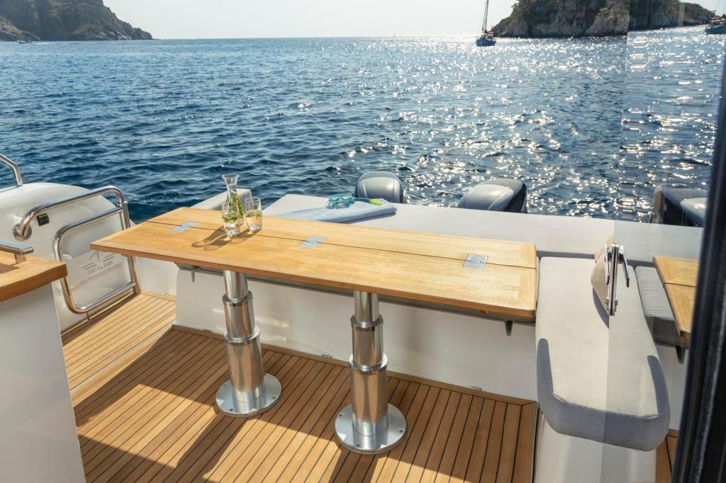 Sealine C390V