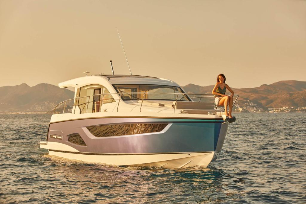 Sealine C390V