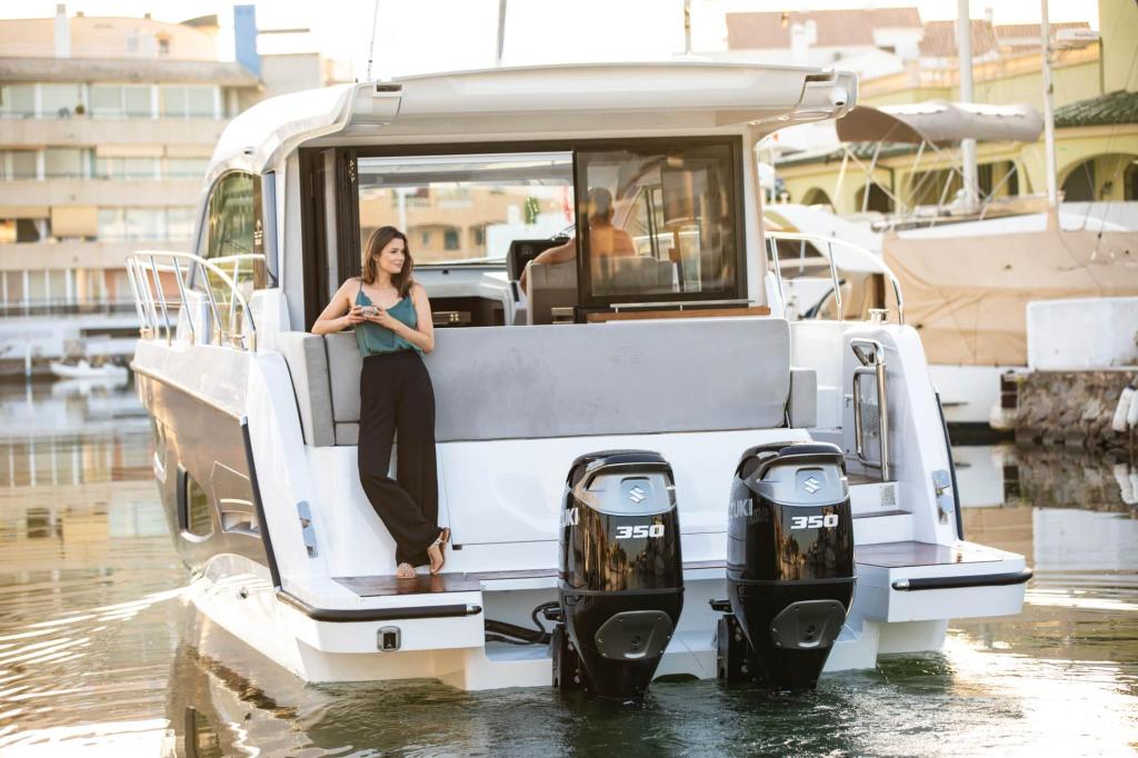 Sealine C390V