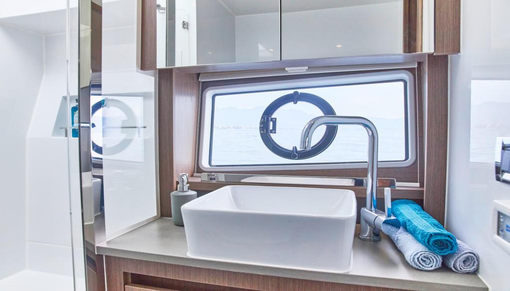 Sealine C390V