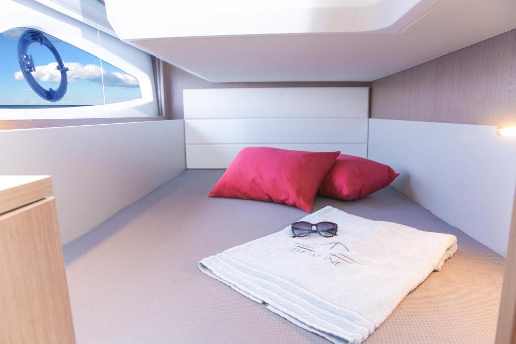 Sealine C390V