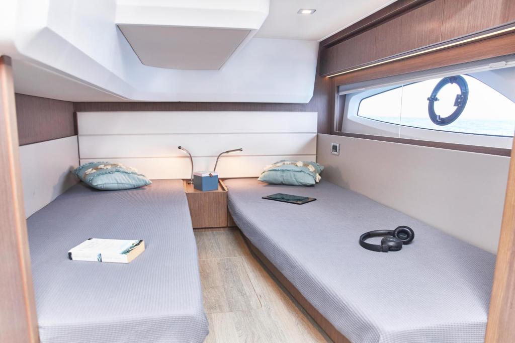 Sealine C390V