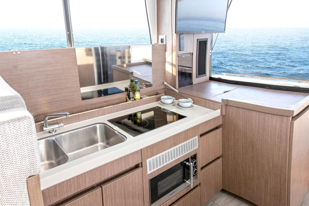 Sealine C390V