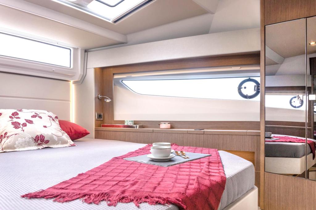 Sealine C390V
