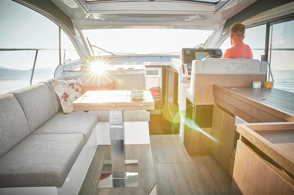 Sealine C390V