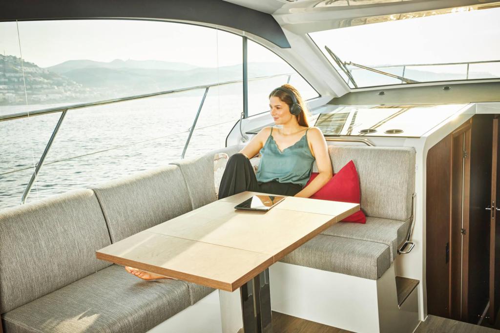 Sealine C390V