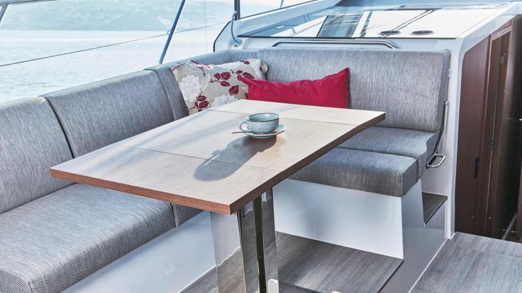 Sealine C390V
