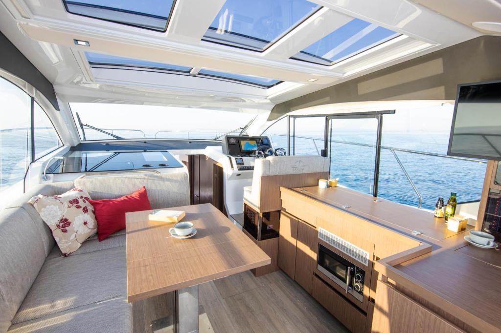 Sealine C390V