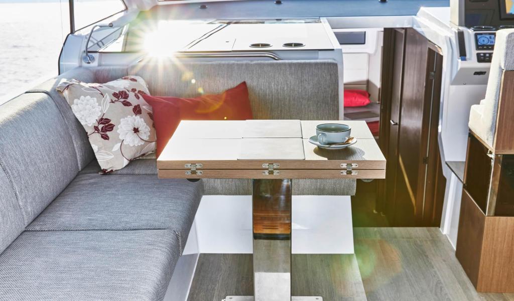Sealine C390V