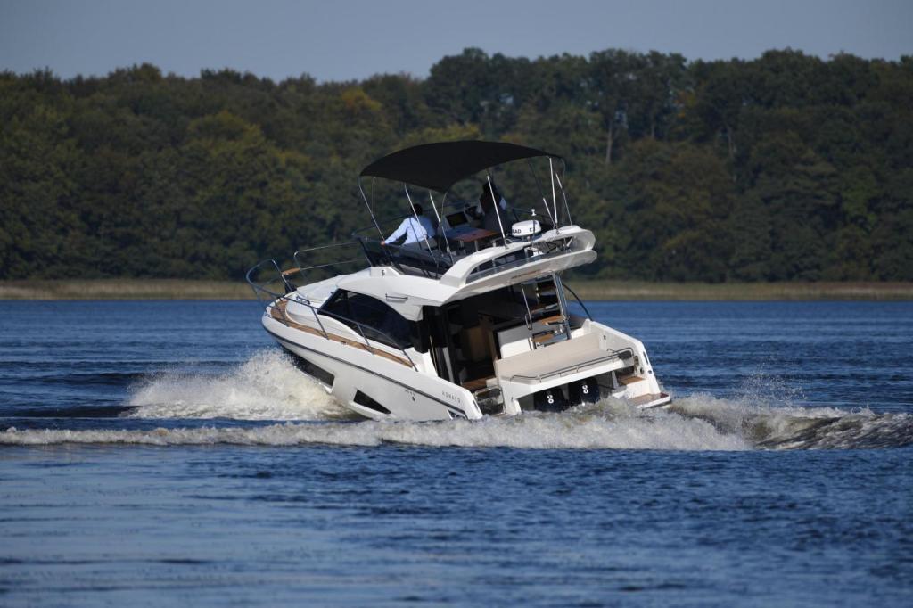 Parker Monaco 110 Flybridge