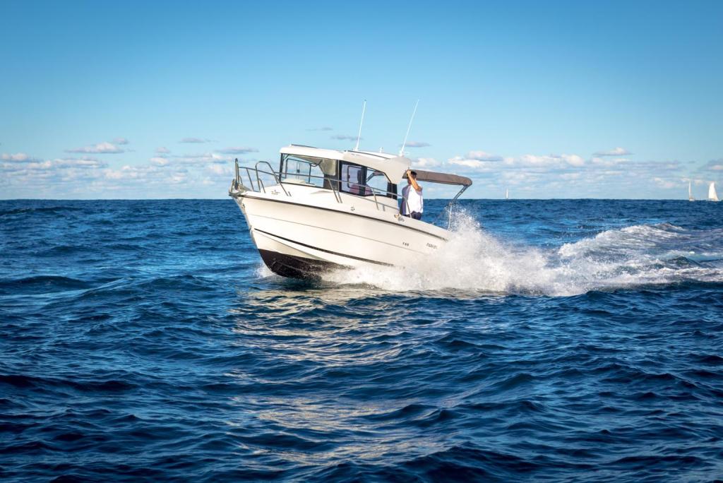 Parker 660 Pilothouse