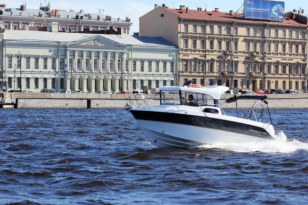 Parker 660 Pilothouse