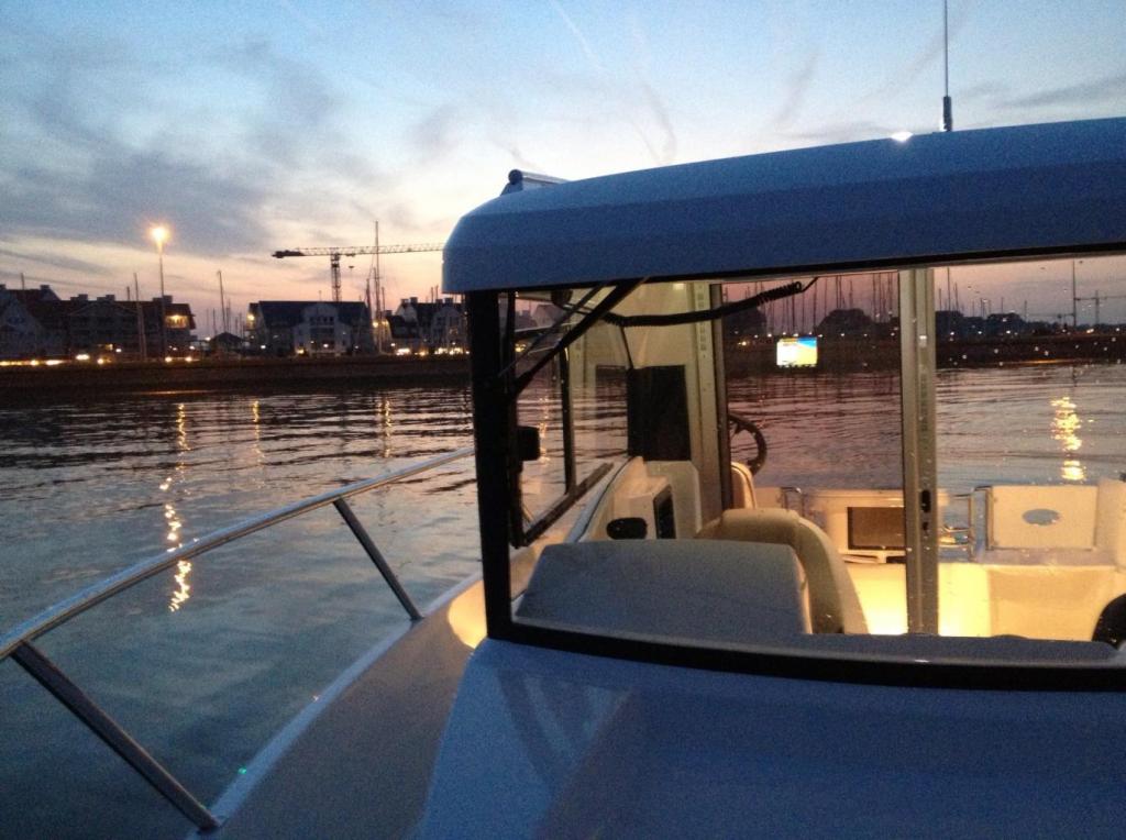 Parker 660 Pilothouse