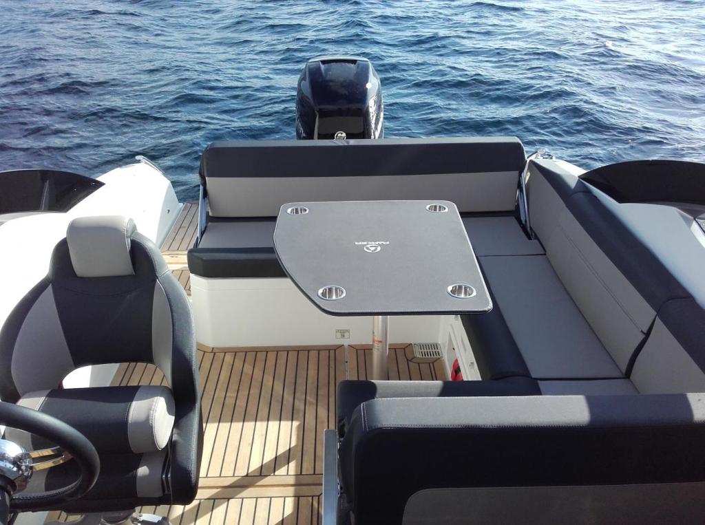 Parker 690 Day Cruiser