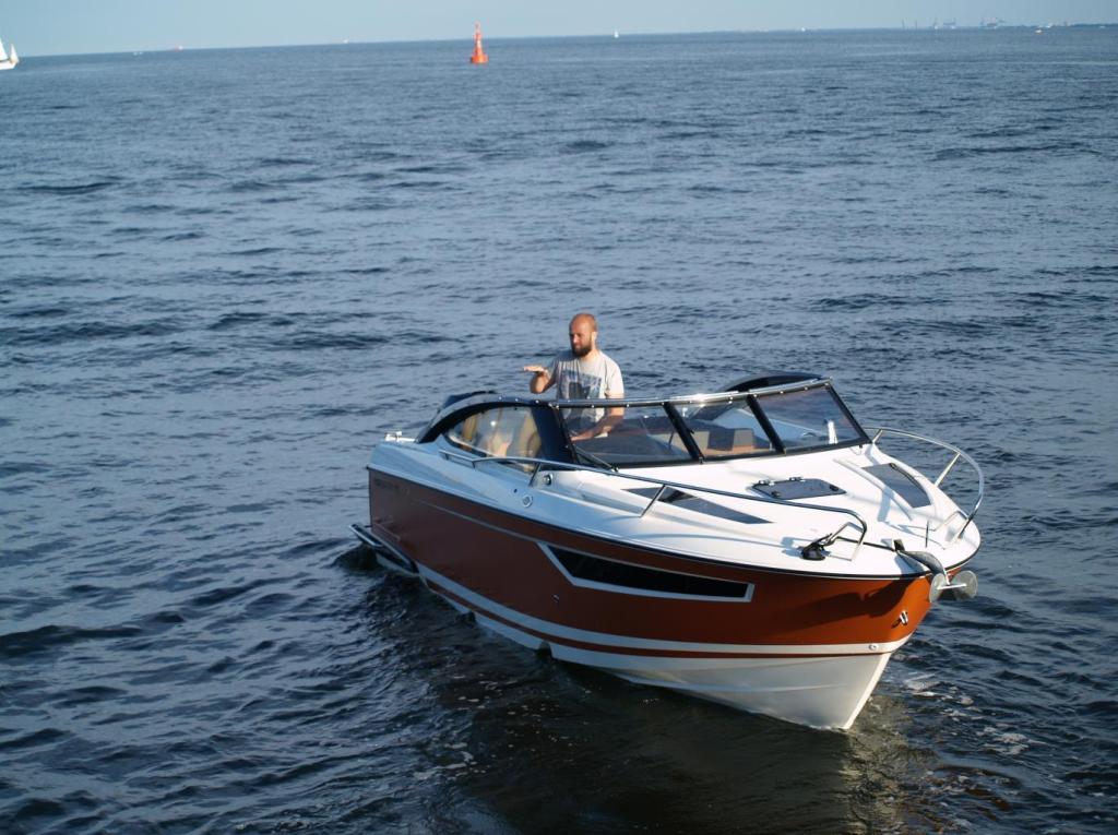 Parker 750 Day Cruiser