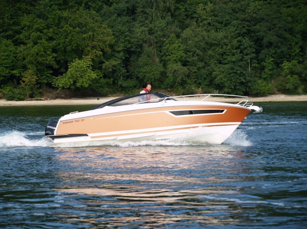Parker 750 Day Cruiser