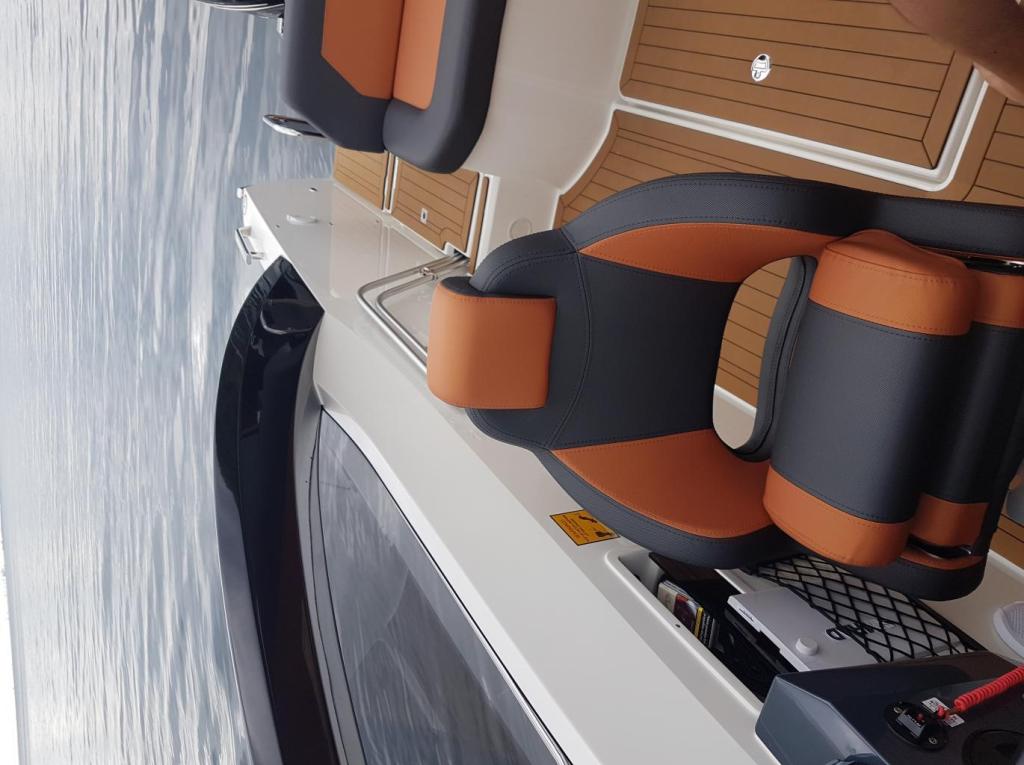 Parker 750 Day Cruiser