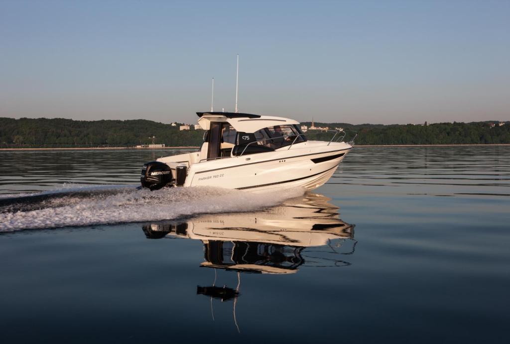 Parker 750 Cabin Cruiser