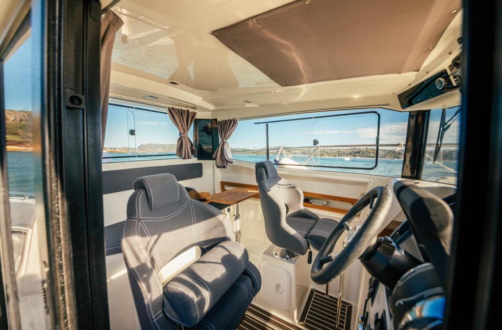 Parker 800 Pilothouse