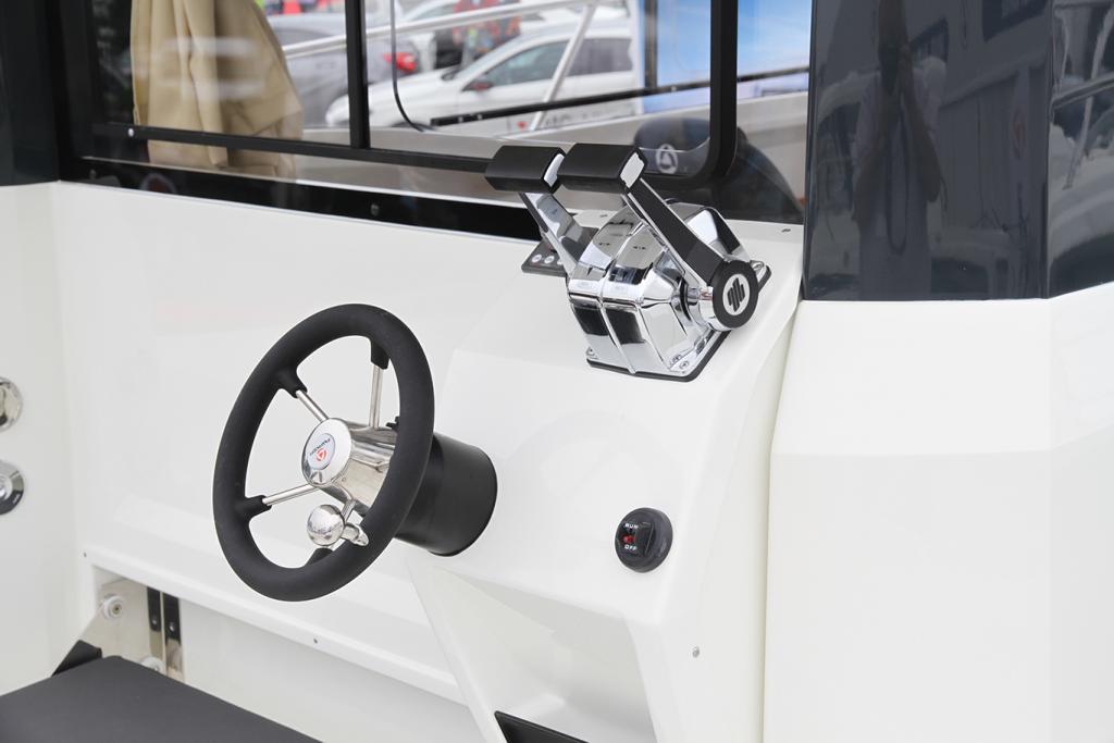 Parker 800 Pilothouse